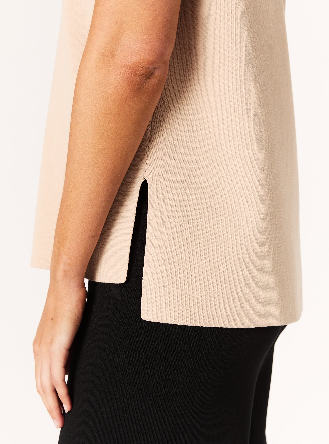 GIANNA V-NECK TOP